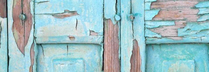 Farbe blättert von alter Tür